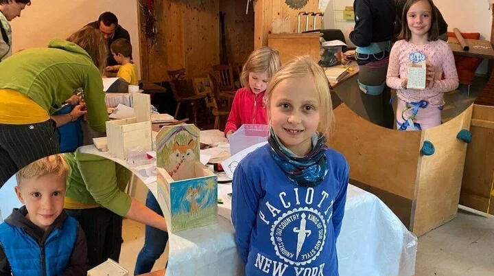 Gemeinsames Basteln mit Holz und Farbe | © DAV Markt Schwaben | Foto: Helena De Monte Kinder und Erwachsene basteln mit Holz und Farbe; zentrale Szene am Tisch, zwei Detailbilder zeigen stolze Einzelwerke. | © DAV Markt Schwaben | Foto: Helena De Monte