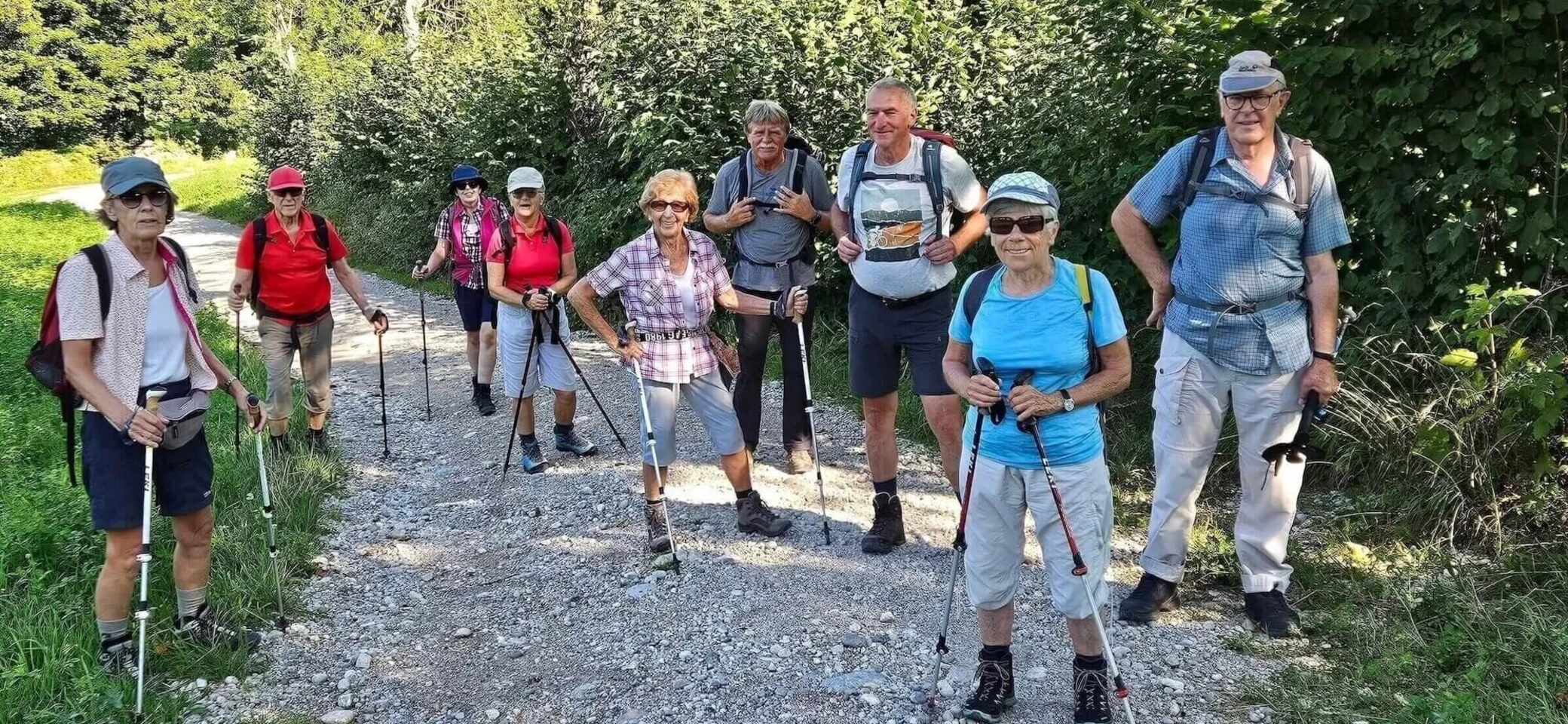 Seniorengruppe | © DAV Markt Schwaben | Foto: Hubert Inhofer Eine Gruppe aktiver Seniorinnen und Senioren erkundet gemeinsam die Natur – ausgestattet mit Wanderrucksäcken und Trekkingstöcken genießen sie die Gemeinschaft auf einem idyllischen Waldweg. | © DAV Markt Schwaben | Foto: Hubert Inhofer
