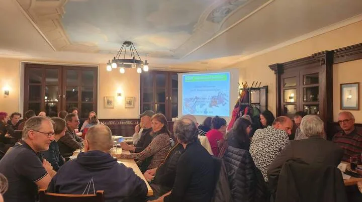 Mitgliederversammlung 2025 | © DAV Markt Schwaben Engagierte Mitglieder der DAV-Sektion Markt Schwaben diskutieren wichtige Themen bei der jährlichen Mitgliederversammlung. | © DAV Markt Schwaben