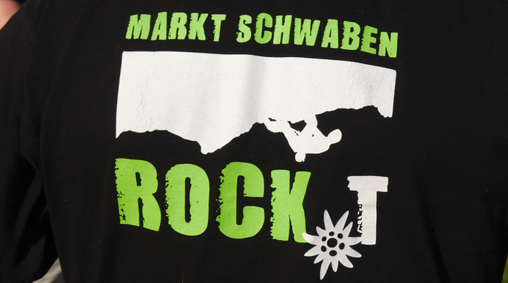 Person trägt ein schwarzes T-Shirt mit dem 'Markt Schwaben Rocks' Print auf dem Rücken. | © Thomas Schäffler 2018