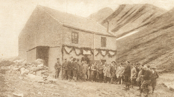 Gruppe vor der Glorer Hütte, 1929. Aus dem Tourenbuch von Rudolf Reif | © ÖAV/Museum Archiv